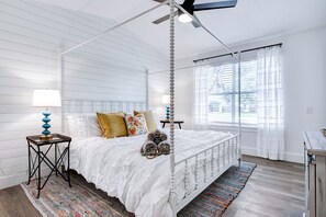 5 bedrooms, desk, iron/ironing board, WiFi