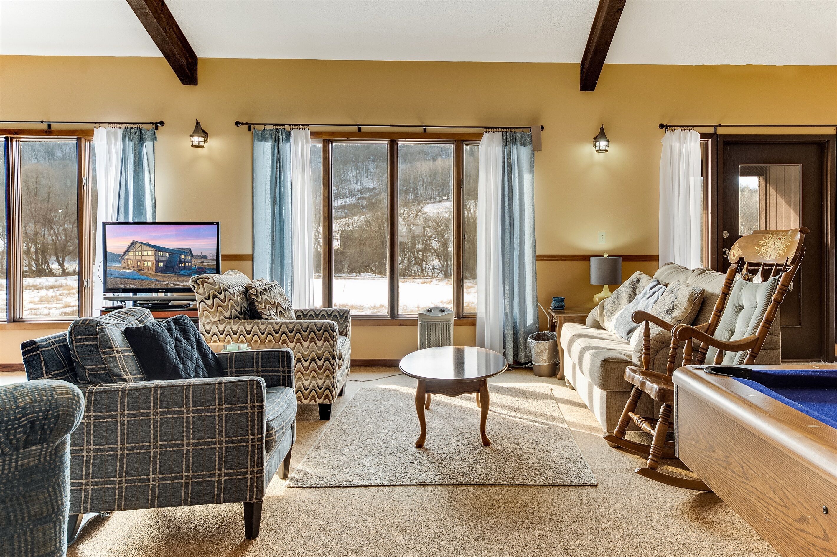 TV, DVD-spiller, bordtennis og bøker