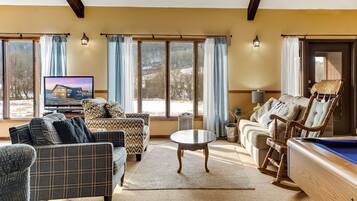 TV, DVD player, mesa de pingue-pongue, livros