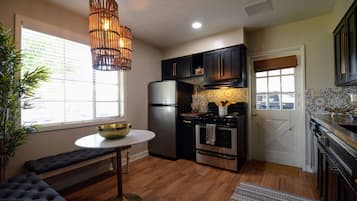 Kylskåp, mikrovågsugn, ugn och spishäll