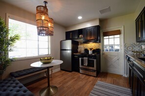 Kylskåp, mikrovågsugn, ugn och spishäll