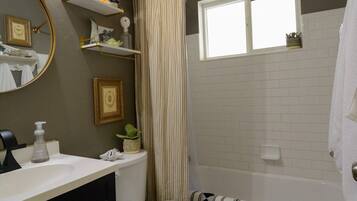 Badkar/dusch, hårtork, handdukar och tvål