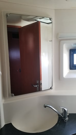 シャワー、石鹸、トイレットペーパー