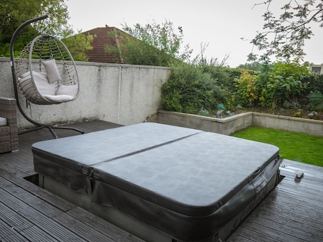 露台. 凯尔蒂的可爱一床小屋,带热水浴缸