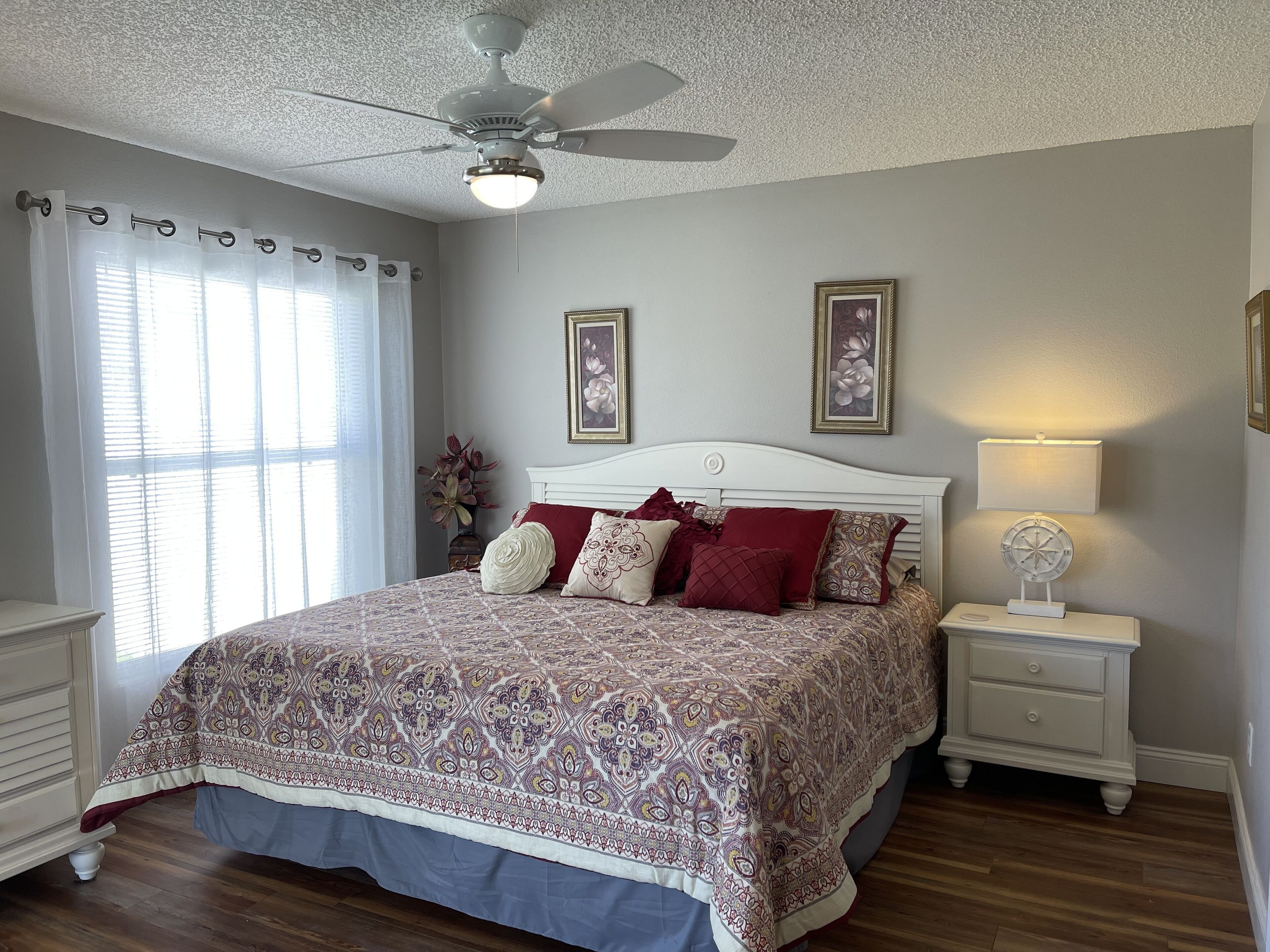 2 chambres, bureau, fer et planche à repasser, accès au Wi-Fi (inclus)