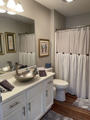 Ensemble douche/baignoire, sèche-cheveux, serviettes fournies, savon