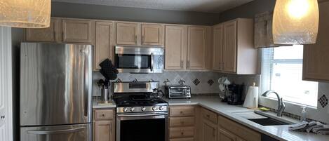 Réfrigérateur, four à micro-ondes, un four, surface de cuisson