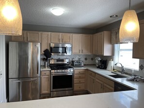 Fridge, microwave, oven, stovetop - EVERGREEN VILLA II<br>Newly updated 2 bedroom 2 bath courtyard villa (The Villages)
