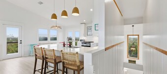 OCEANFRONT HOUSE, FRESHLY RESTORED BEACH, PET FRIENDLY, MINUTES TO ST AUGUSTINE!