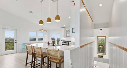 OCEANFRONT HOUSE, FRESHLY RESTORED BEACH, PET FRIENDLY, MINUTES TO ST AUGUSTINE!