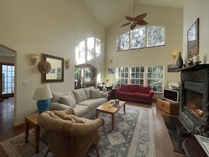 TV, fireplace, stereo - B&B: Wild Ginger Suite 5 mins from National Park (Volcano)