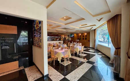 Restaurant. Hot Plaza Camarones | Love Hotel | Solo Adultos