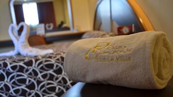 Standard Double Room | Free WiFi, bed sheets