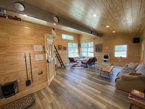 Fernseher, Kamin, DVD-Player, Stereoanlage