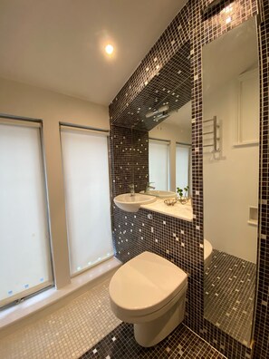 Bathtub - Luxury 2 Bed AC Penthouse in Heart of Shoreditch (London)