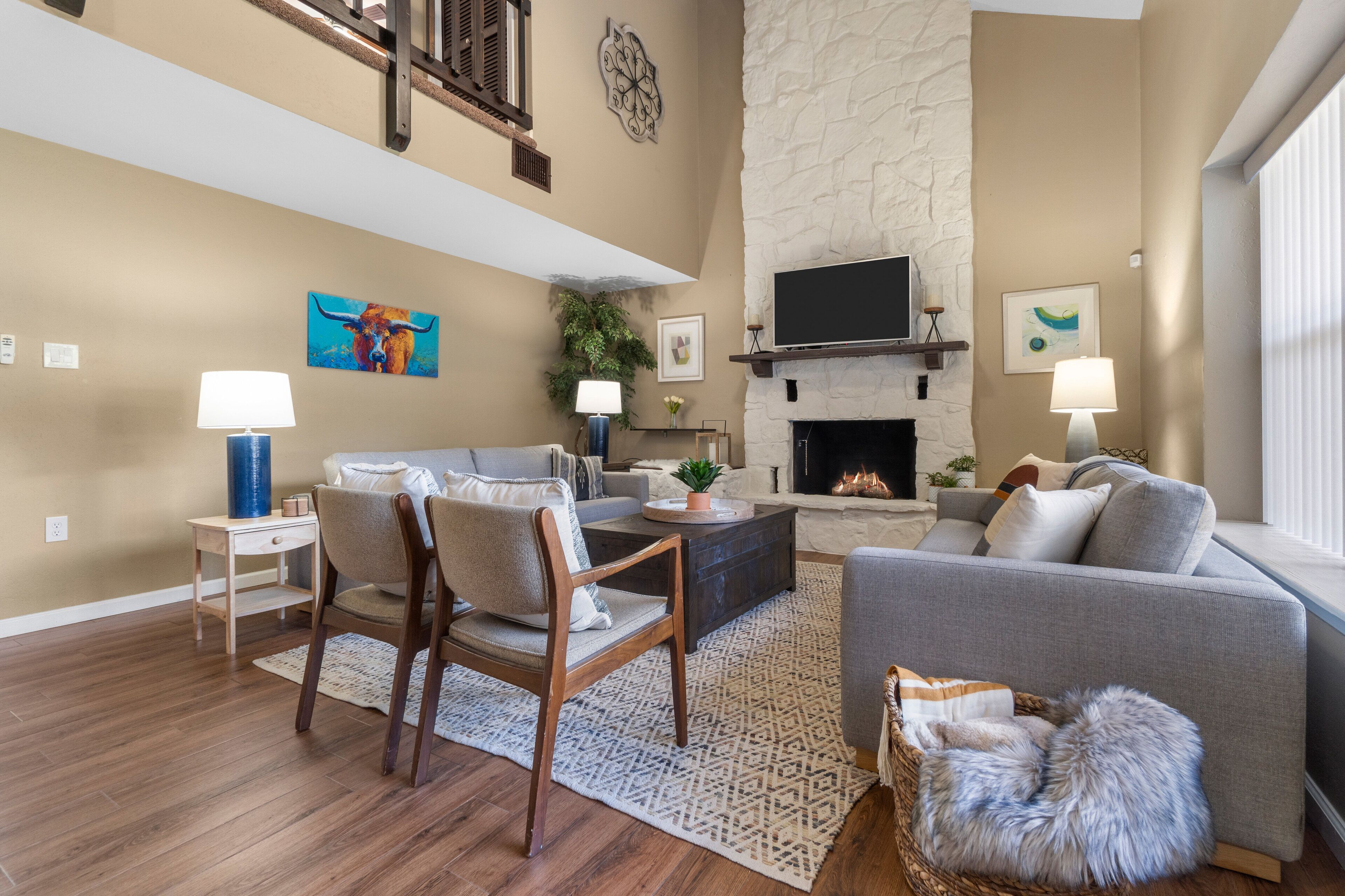 智能電視、壁爐、乒乓球設施、書籍