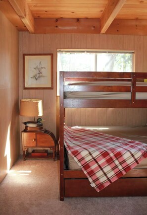 3 bedrooms, free WiFi, bed sheets - Sequoia Forest Cabin—Lake & River—Ski, Raft, Hike, Bike and More (Wofford Heights)