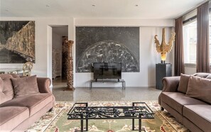 TV - LUXURY ONEBEROOM . BARCELONA CITY CENTER (Barcelona)