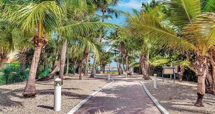 Luxury 4 Bedroom Pool Home, 5 min walk from Private Beach! Golf Putt Putt~Billiards~Ping Pong~Near The Action!