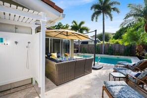 Pool - Luxury 4 Bedroom Pool Home, 5 min walk from Private Beach! Golf Putt Putt~Billiards~Ping Pong~Near The Action! (Pompano Beach)