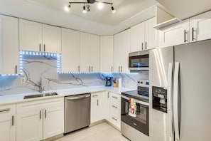 Kühlschrank, Mikrowelle, Ofen, Herdplatte