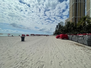 Una playa cerca, sillas reclinables de playa
