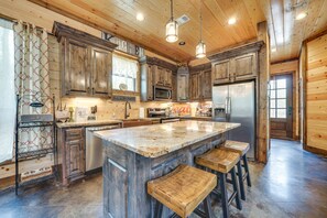 Fridge, microwave, stovetop, dishwasher - Hot Tub & Fire Pit: Broken Bow Retreat! (Broken Bow)