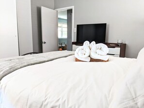 2 habitaciones, escritorio y tabla de planchar con plancha