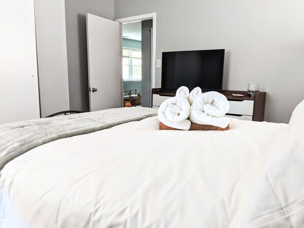2 bedrooms, desk, iron/ironing board, travel cot