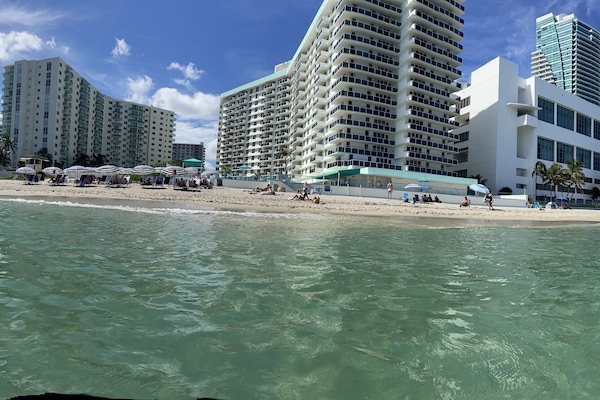 En la playa, camastros y toallas de playa