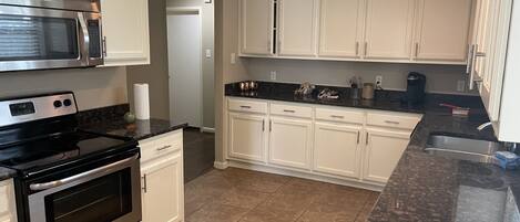 Microondas, lavavajillas, cafetera y tetera y utensilios de cocina