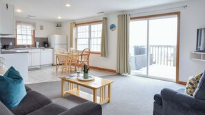 Eine moderne Wohnung mit Küche, Essbereich und Wohnzimmer.