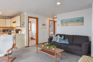 TV, offices - Beautiful Views of Cape Cod Bay! (North Truro)