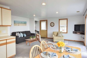 TV, offices - Beautiful Views of Cape Cod Bay! (North Truro)