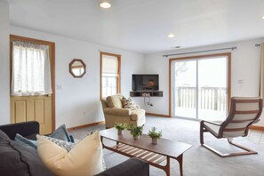 TV, offices - Beautiful Views of Cape Cod Bay! (North Truro)