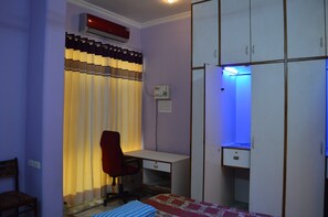 2 habitaciones, escritorio, tabla de planchar con plancha y wifi gratis