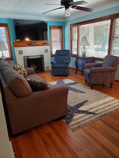Blueberry Hill...sweet 3 bedroom vacation home in beautiful St. Clair.