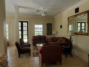 Een smart-tv en een kantoor