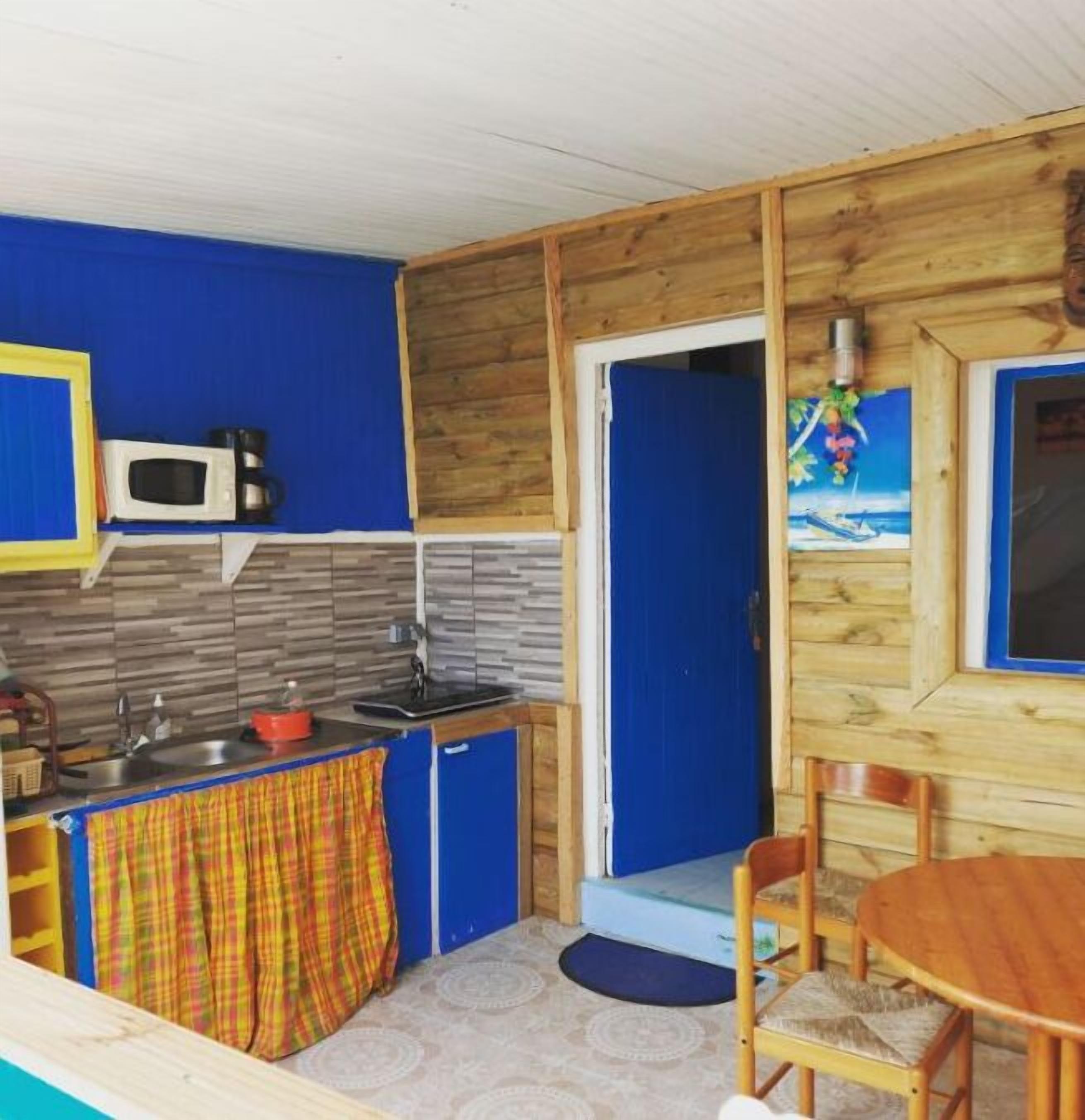 Réfrigérateur, micro-ondes, plaque de cuisson, cafetière/bouilloire