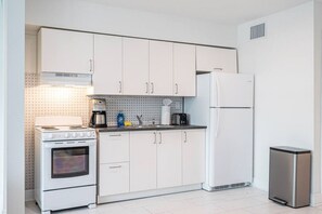 Een koelkast, een microgolfoven, een oven, een kookplaat