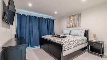 1 habitación, escritorio, tabla de planchar con plancha y cuna de viaje