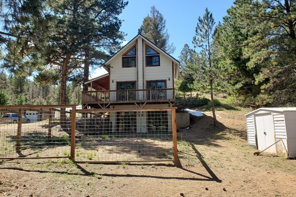 The cabin has a fully fenced-in dog-run area.