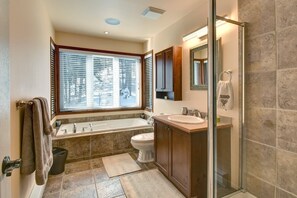 Bathtub, jetted tub, hair dryer, towels - Perfect Family Getaway!   (Mont-Tremblant)