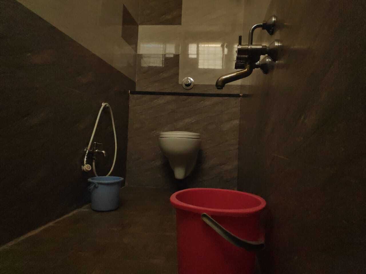 Shower, free toiletries, towels