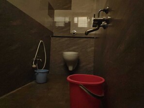 Shower, free toiletries, towels - LIVGRAND HOTEL SRI DHEVI Salem (Salem)