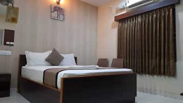 DELUXE DOUBLE A/C ROOM | WiFi, bed sheets