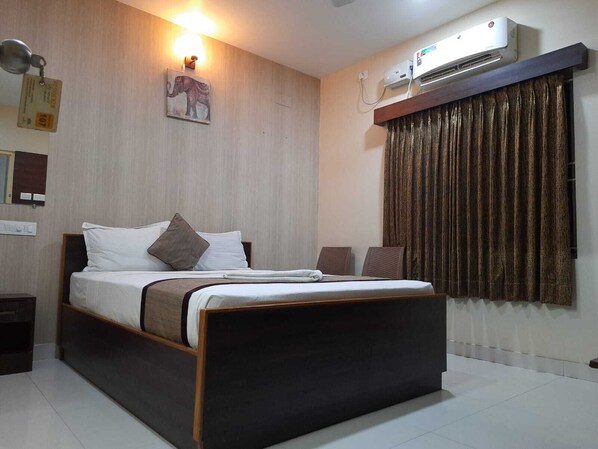 DELUXE DOUBLE A/C ROOM | WiFi, bed sheets