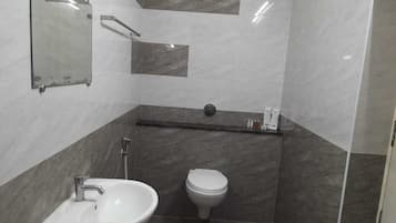 Shower, free toiletries, towels