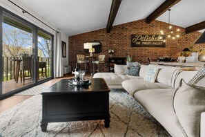 Smart TV, fireplace, books - Stunning Waterfront views & cozy fireplace on the shores of Lake Como. King bed. (Lake Geneva)