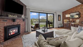 Smart TV, caminetto, libri